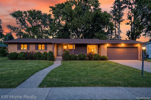 16850 Surrey St, Livonia, MI, 48154-2757 | Card Image