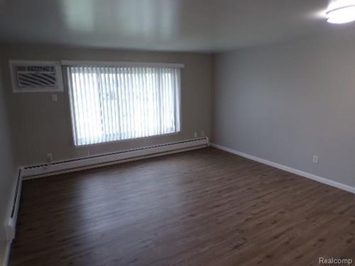 apt-11-1490 Nancywood Dr, Waterford, MI, 48327-2062 | Card Image