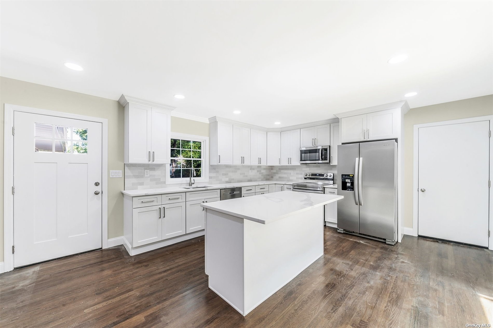 Beverly Rd, Smithtown, NY 11787