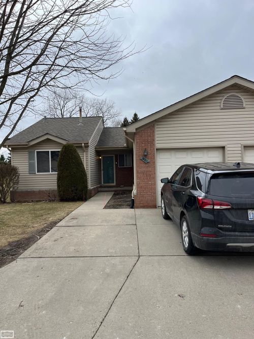 24381 Juliet Dr, Center Line, MI, 48015-1055 | Card Image