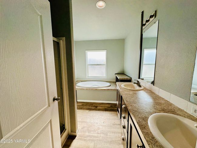 Primary Bathroom | Image 12