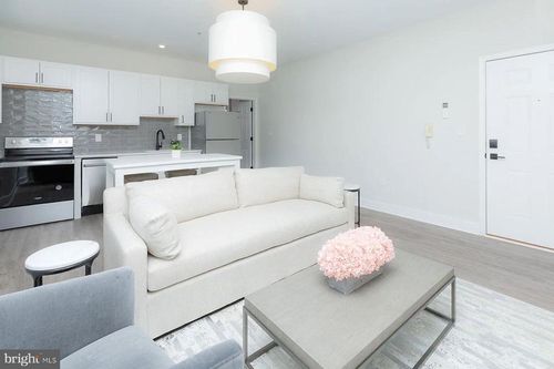 205-1122 N Calvert St, BALTIMORE, MD, 21202-3826 | Card Image