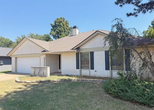 812 Countrywood Ln, Edmond, OK, 73012-6648 | Card Image