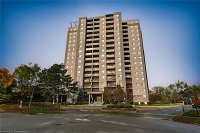 1107 - 975 Warwick Crt, House attached with 3 bedrooms, 1 bathrooms and 1 parking in Burlington ON | Image 1