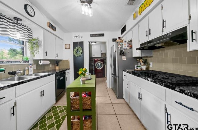 1114 E Neches St, House other with 3 bedrooms, 2 bathrooms and null parking in Palestine TX | Image 13