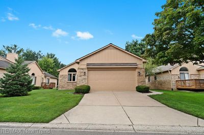 35163 Knollwood Lane, Condo with 2 bedrooms, 2 bathrooms and null parking in Farmington Hills MI | Image 1