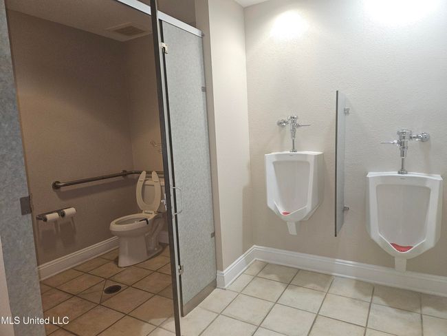 Fitness Center Men's Bath | Image 51