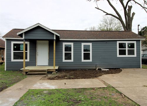 207 E Bernard St, Clute, TX, 77531-4608 | Card Image