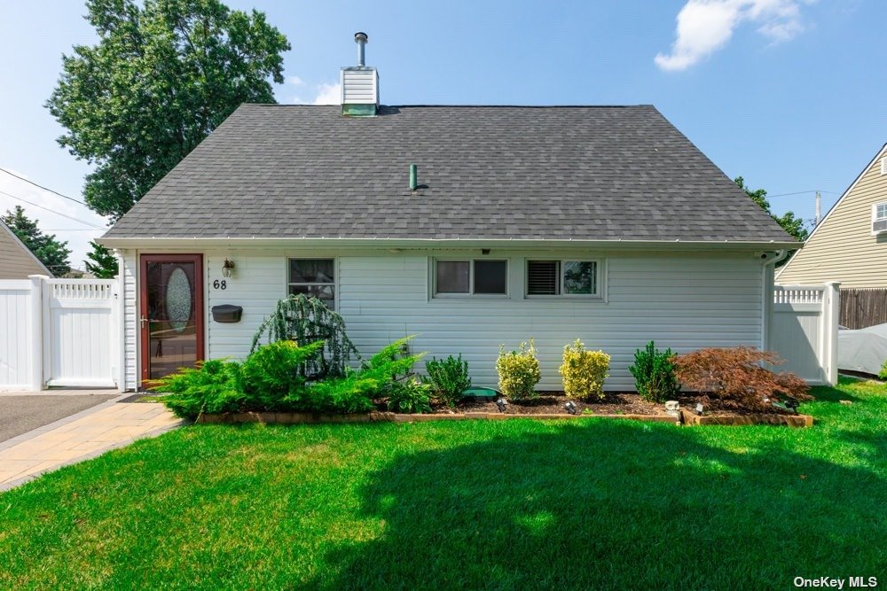 Bobolink Ln, Levittown, NY 11756