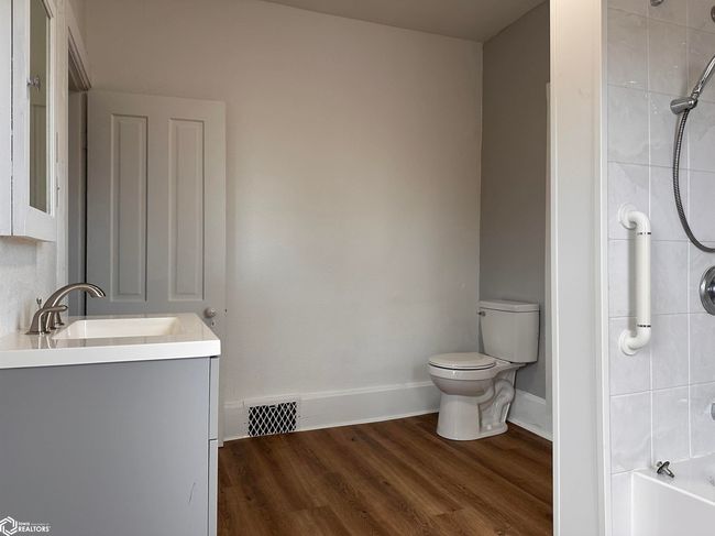 211 S Garfield Ave, Home with 3 bedrooms, 2 bathrooms and 2 parking in Burlington IA | Image 18