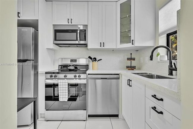 4107 Ne 21 St Ter, Townhouse with 1 bedrooms, 2 bathrooms and null parking in Lighthouse Point FL | Image 6
