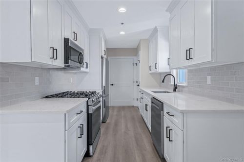 8-110 School St, Glen Cove, NY, 11542-2569 | Card Image