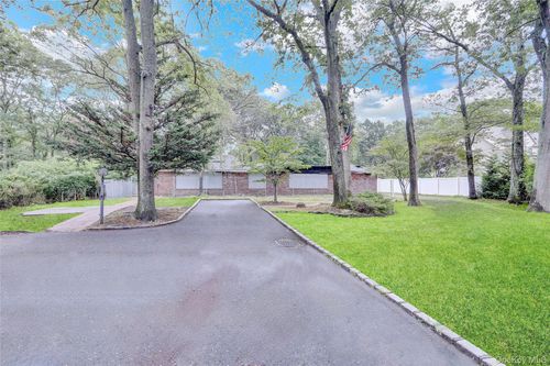 53 Chestnut St, Mount Sinai, NY, 11766-2326 | Card Image