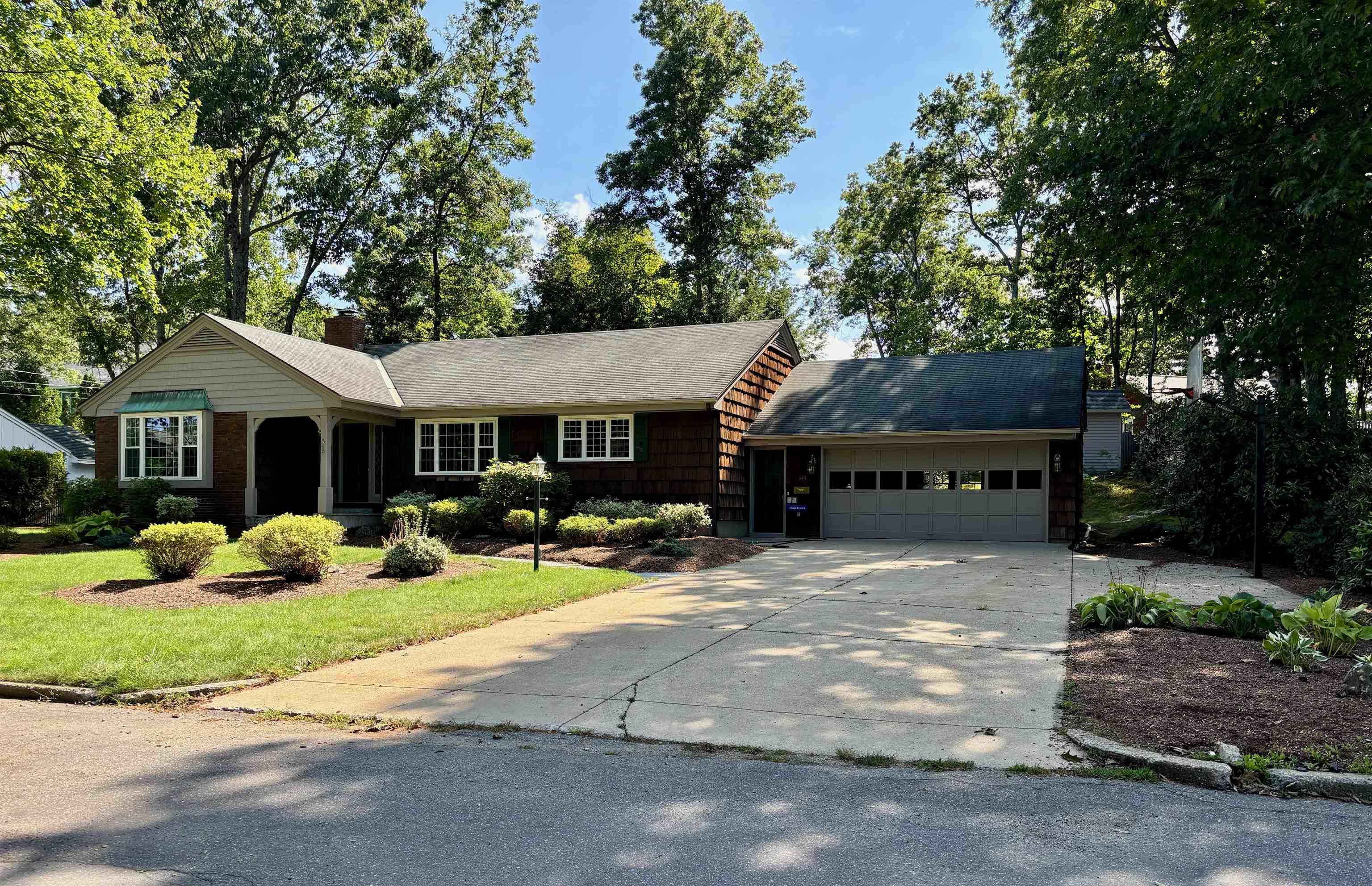 Crestview Cir, Manchester, NH 03104