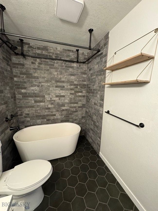 Hall Bathroom | Image 26