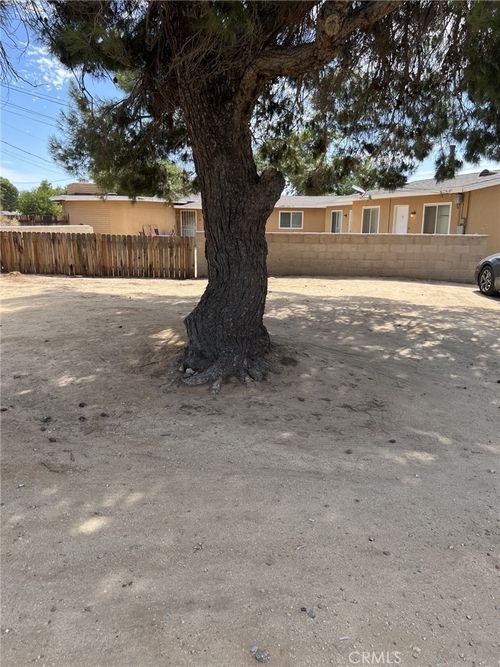 12623 Kiowa Rd, Apple Valley, CA, 92308-4275 | Card Image