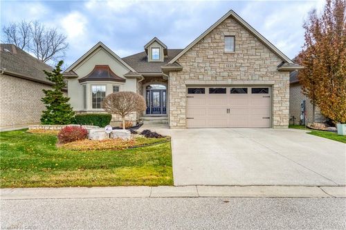 1221 Mike Weir Dr, Bright's Grove, ON, N0N1C0 | Card Image