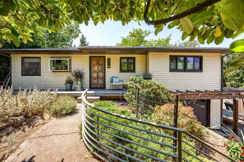571 S Mountain Ave, Ashland, OR, 97520-3241 | Card Image