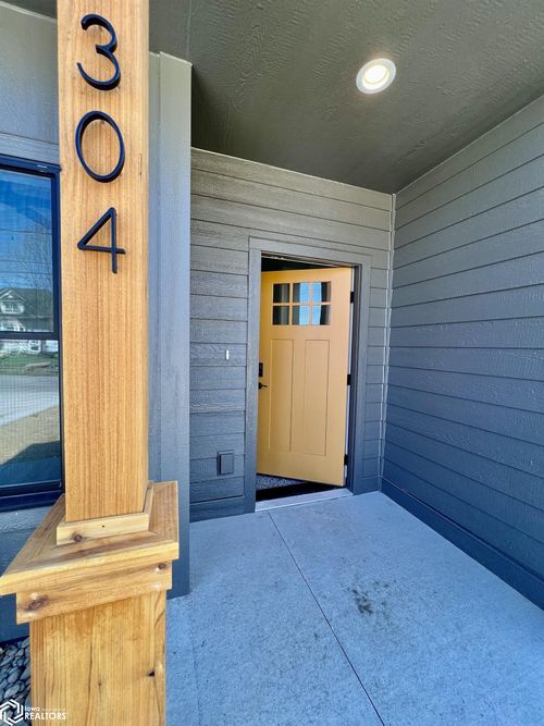304 W Cherry St, New Sharon, IA, 50207-7707 | Card Image