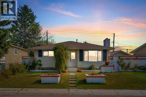 1271 Penedo Cres Se, Calgary, AB, T2A3N7 | Card Image