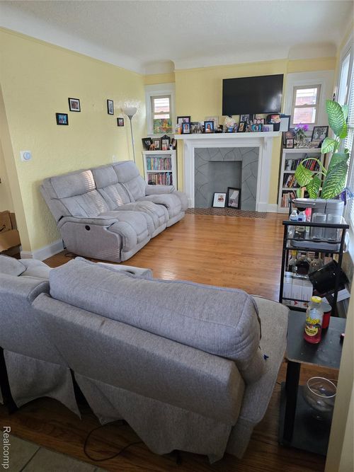 22154 Elmwood Ave, Eastpointe, MI, 48021-2176 | Card Image