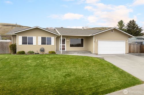 402 Lacey Ave, Selah, WA, 98942-1672 | Card Image