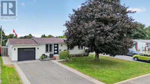 1501 Queenswood Crescent, House with 3 bedrooms, 2 bathrooms and 5 parking in Ottawa ON | Card Image