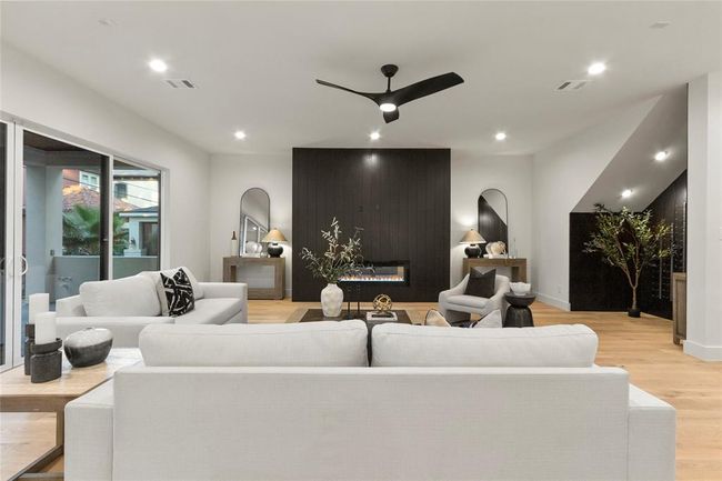 Living room and ALL open areas pre-wired for surround speakers | Image 9