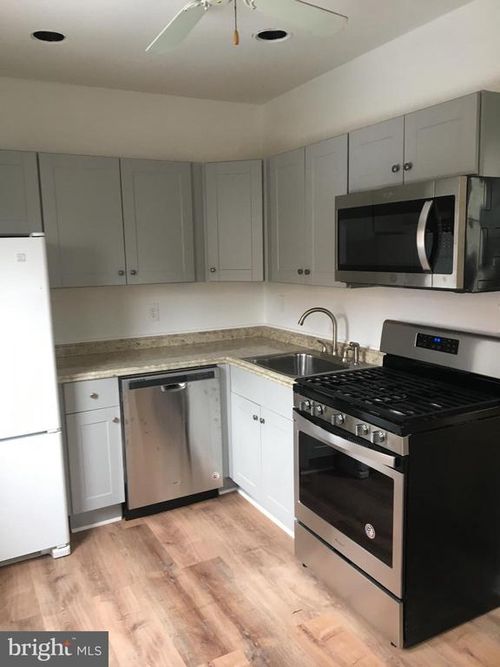 2fr-834 Park Ave, BALTIMORE, MD, 21201-4807 | Card Image