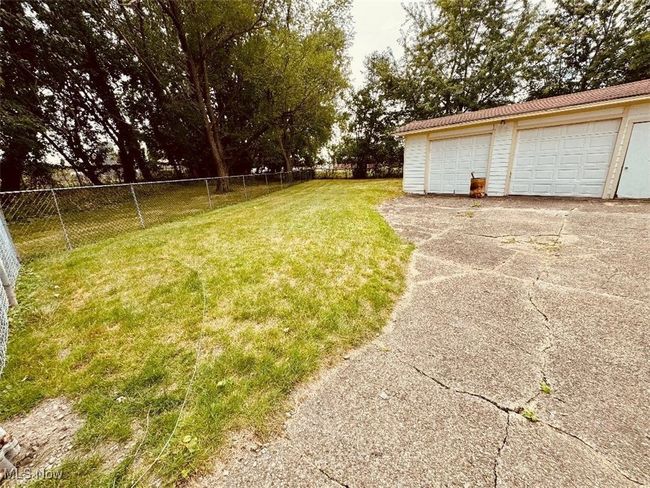 Side yard | Image 17