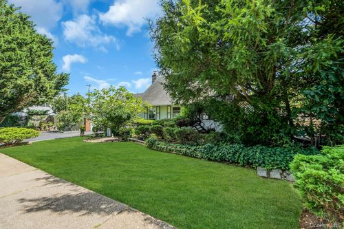 2 Chase Ln, Levittown, NY, 11756-1009 | Card Image