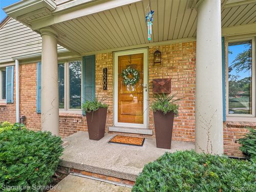 16207 Wetherby St, Beverly Hills, MI, 48025-5560 | Card Image