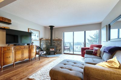 203 - 10163 Mercer Rd, Condo with 1 bedrooms, 1 bathrooms and null parking in Halfmoon Bay BC | Image 3