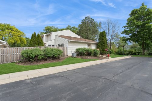 19 Wintergreen Ct, Woodridge, IL, 60517-1713 | Card Image