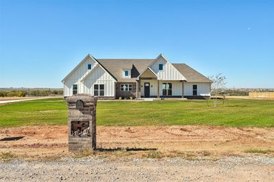 Modern farmhouse with a front yard | Image 3