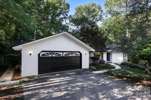 18 E Rosewood Trl, Hendersonville, NC, 28739-9504 | Card Image