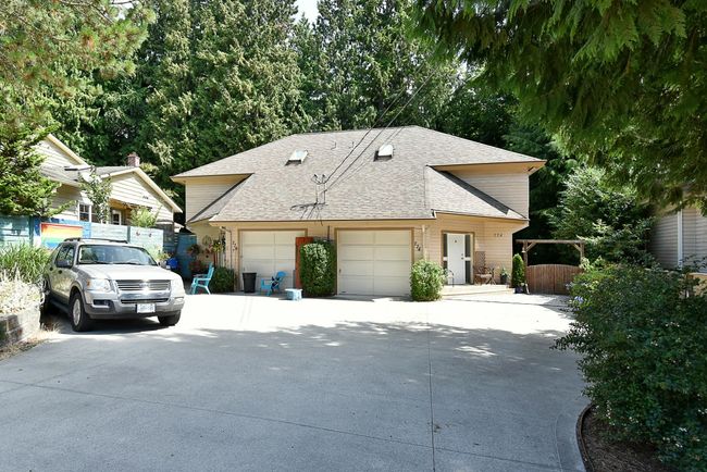 774 Creekside Crescent, Home with 3 bedrooms, 1 bathrooms and 4 parking in Gibsons BC | Image 1