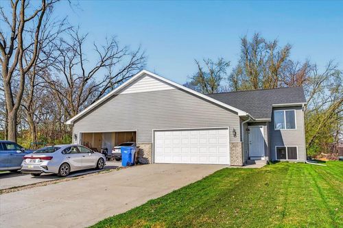 823-819-823 Thompson Dr, Oregon, WI, 53575-9112 | Card Image