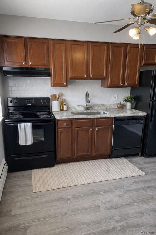 apt-15-629 W Maple Rd, Clawson, MI, 48017-1193 | Card Image