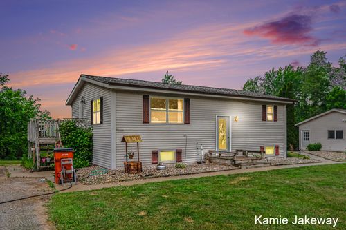8395 Mcarthur Ave, Belding, MI, 48809-9329 | Card Image