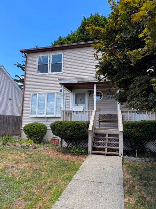 32 Bowles Ct, Pawtucket, RI, 02860-5200 | Card Image