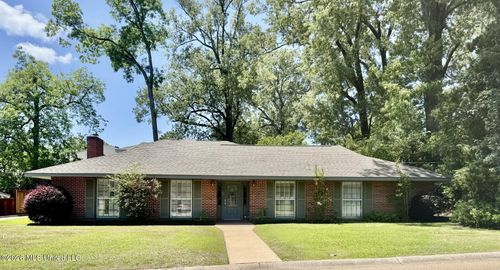 35 Oakhurst Dr, Natchez, MS, 39120-3705 | Card Image