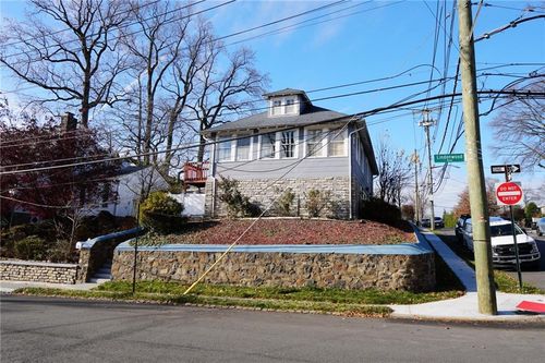 230 Lindenwood Rd, Staten Island, NY, 10308-2717 | Card Image