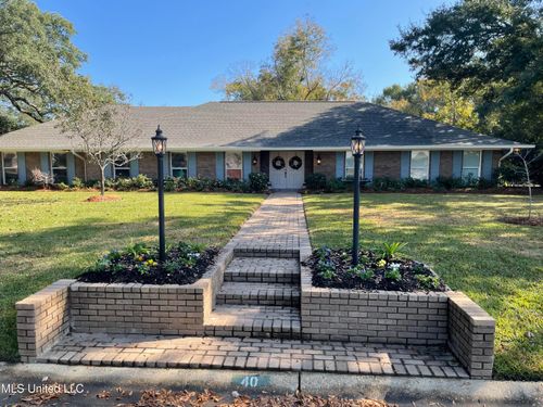 40 Greenbriar Dr, Gulfport, MS, 39507-4215 | Card Image