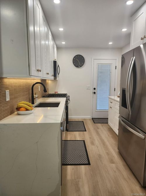 46 W Clearwater Rd, Lindenhurst, NY, 11757-6436 | Card Image