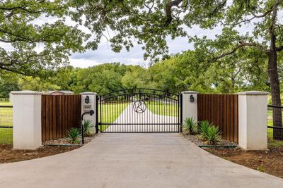 6133 County Road 608, House other with 3 bedrooms, 2 bathrooms and null parking in Burleson TX | Image 3