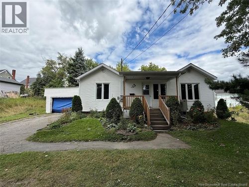 43 Rue Queen, House with 2 bedrooms, 1 bathrooms and null parking in Edmundston NB | Card Image