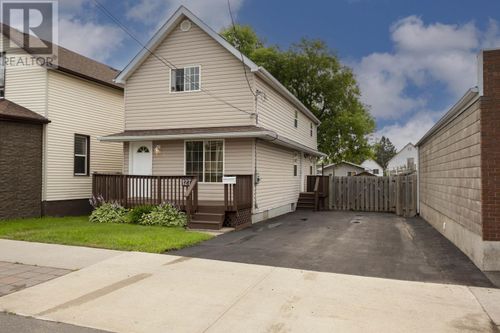127 Court St S, Home with 3 bedrooms, 1 bathrooms and null parking in Thunder Bay ON | Card Image