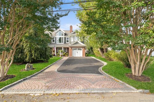 33 Robbins Ave, Babylon, NY, 11702-4017 | Card Image