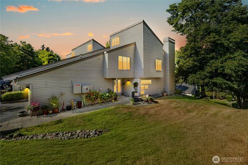 i134-7250 Old Redmond Rd, Redmond, WA, 98052-6840 | Card Image